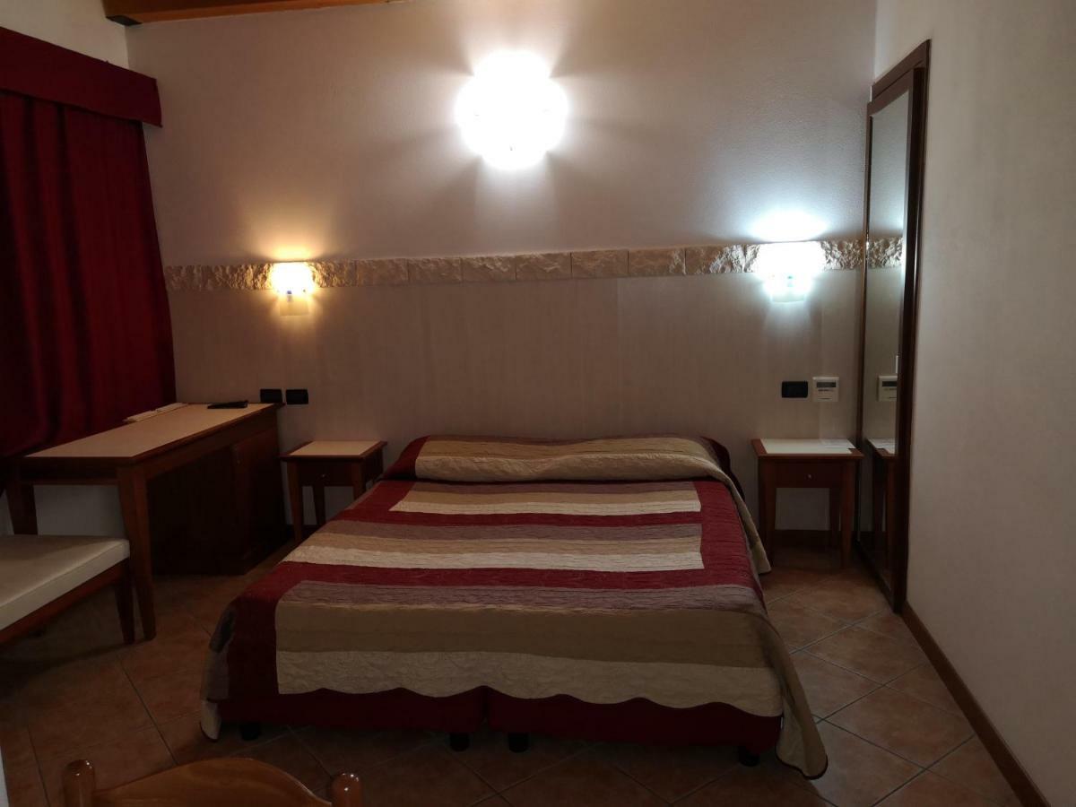 Ca' Del Sasso Guest House เวโรนา ภายนอก รูปภาพ